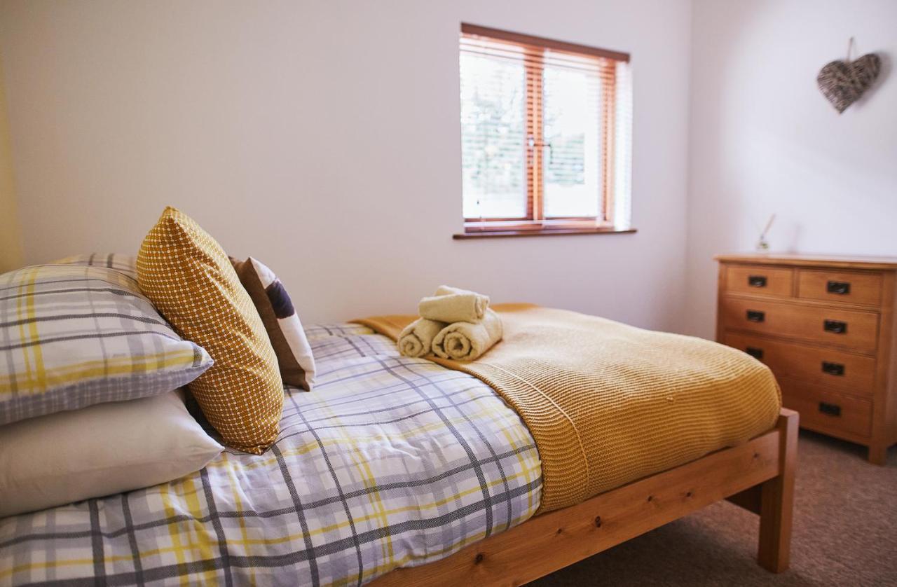 The Old Dairy - Boutique Countryside Cottage At Harrys Cottages Pen-y-Clawdd Bagian luar foto